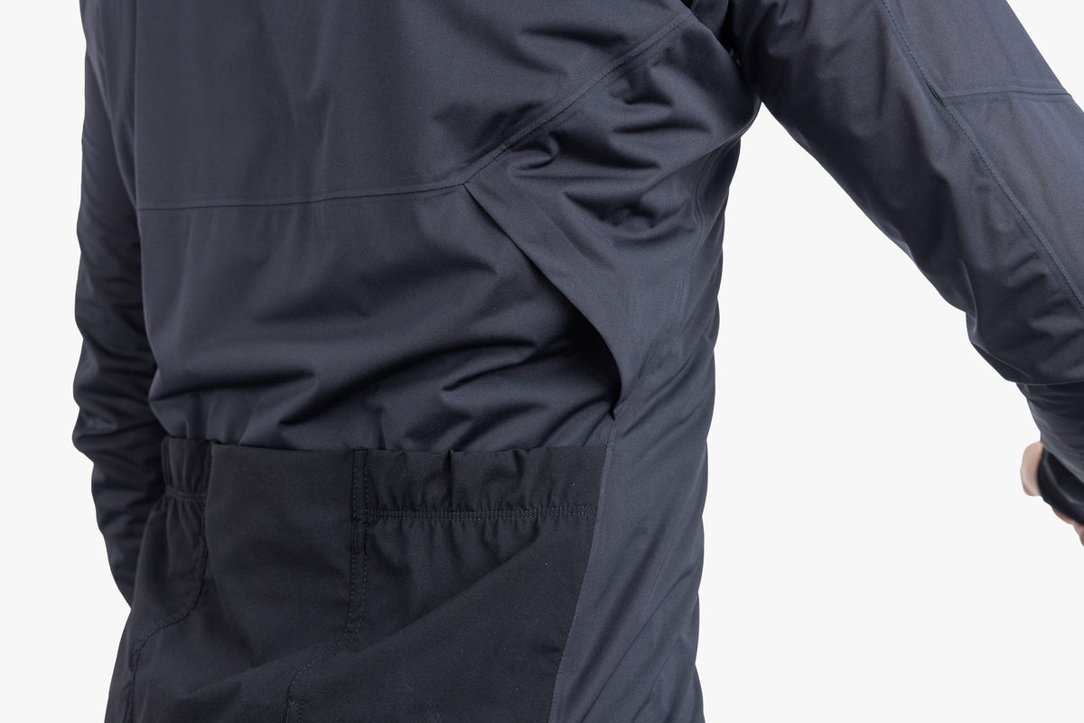 3 floating pockets and rear vents