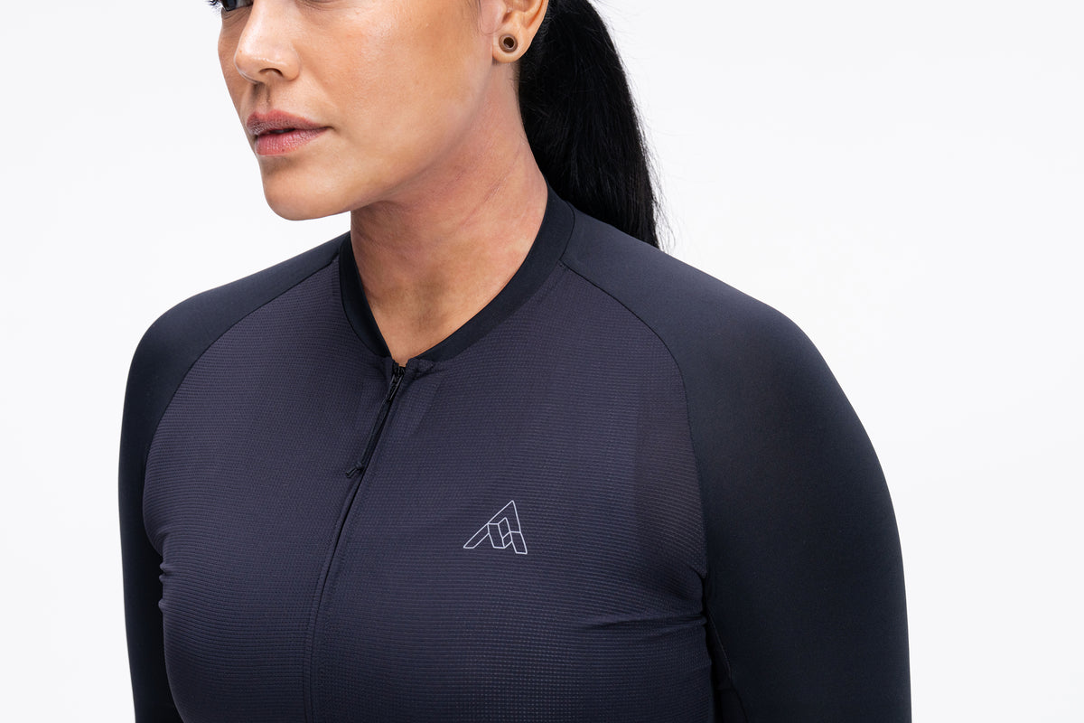 Narrow race-cut collar with chin guard for protection
